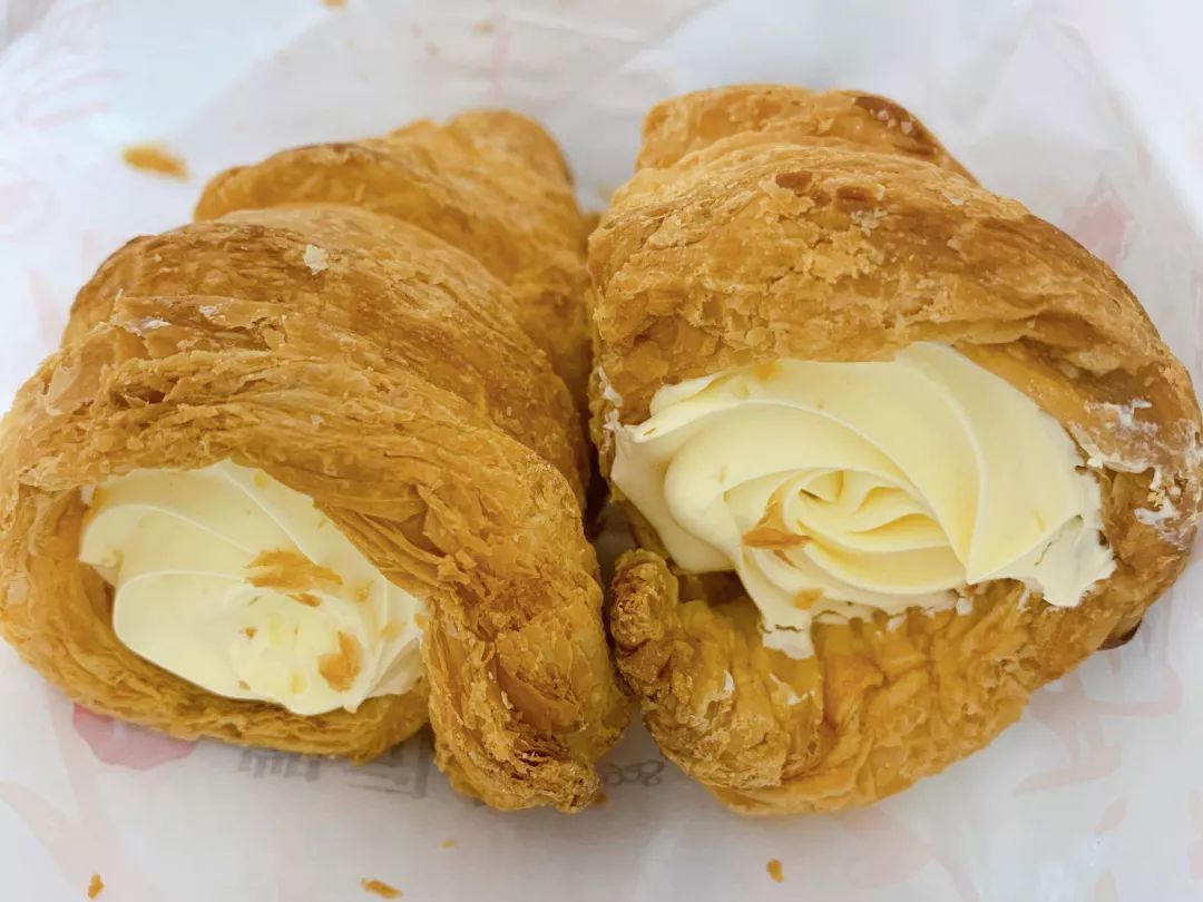 奶油蛋筒也是非常地道的海派西点,圆锥形蛋筒外壳,里面塞满厚厚的奶油