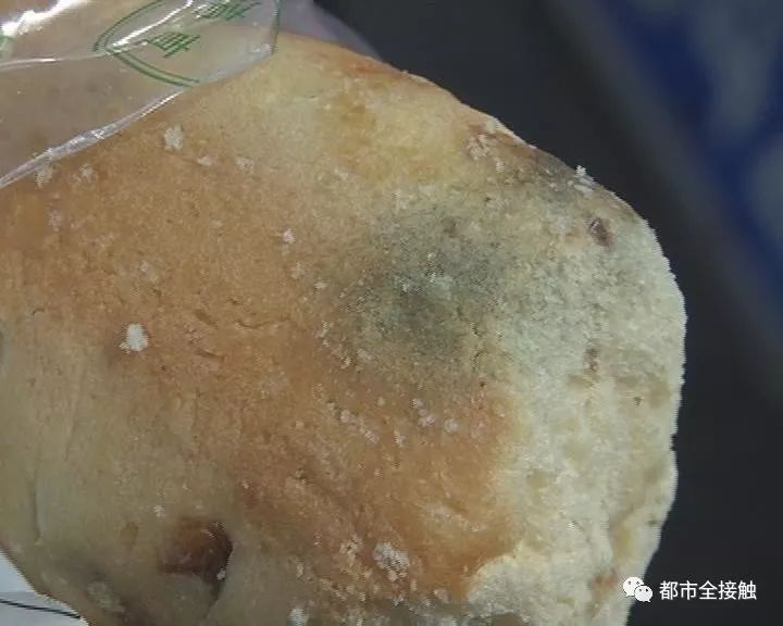 太恶心!面包里吃出这 黏黏糊糊斑斑点点 呼市这名男子都