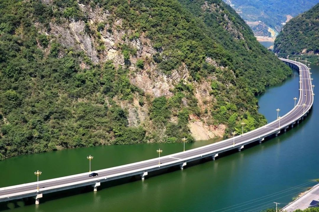 出发迎着八月轻柔的风打卡湖北这几条最美公路畅游山水间