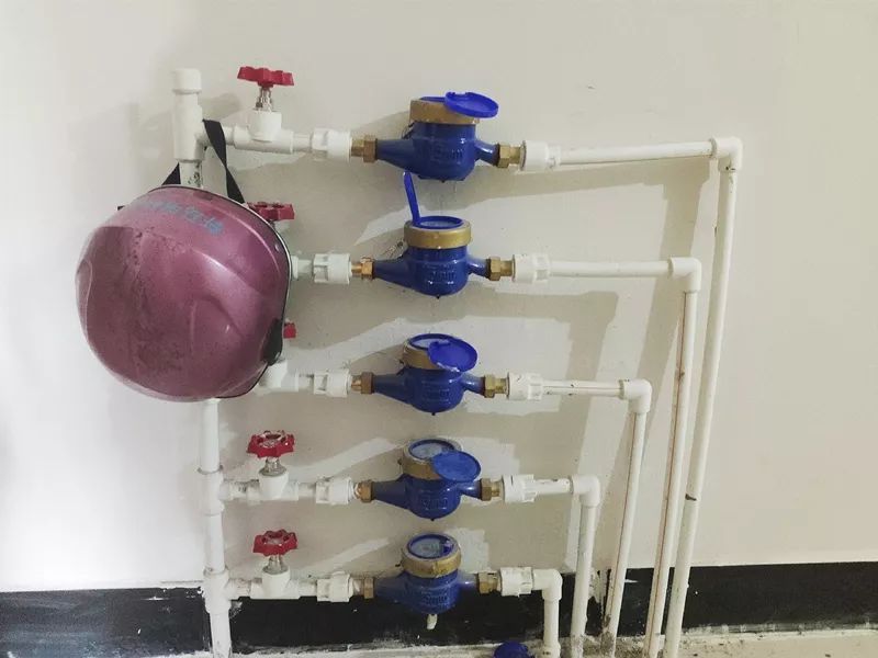 过道上被改装后的5个水表显得格外扎眼.