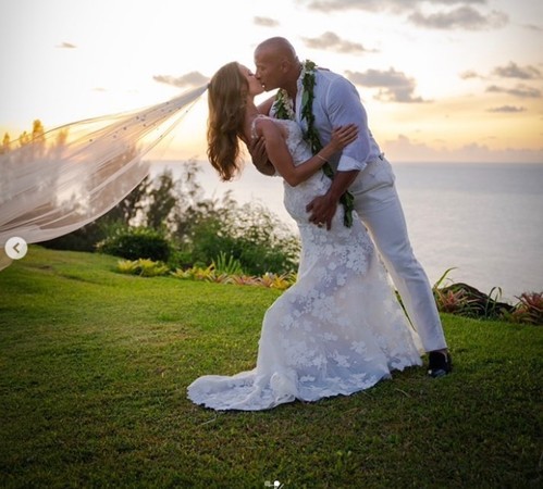 网易娱乐8月19日报道 据台湾媒体报道,巨石强森(dwayne johnson)和