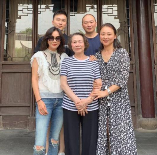 刘嘉玲回苏州老家探亲,与家人合影全摆一个表情,和妈妈是真像