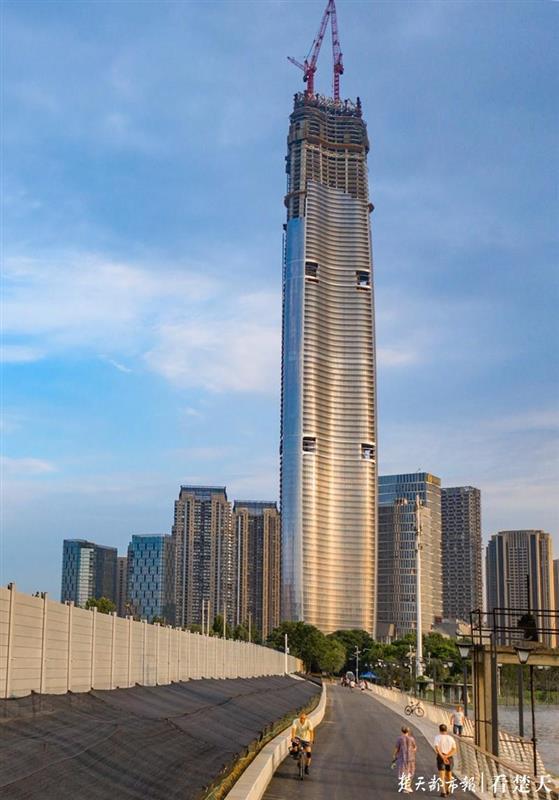 349.3米,撑起城市天际线!长江主轴左岸第一高楼核心筒封顶_人民号