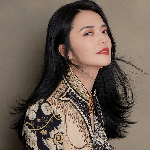 姚晨曝写真侧颜精致 穿印花泡泡袖连衣裙复古优雅