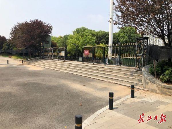 一处台阶通道,无残疾人无障碍通道,轮椅无法进入 记者杨荣峰 摄
