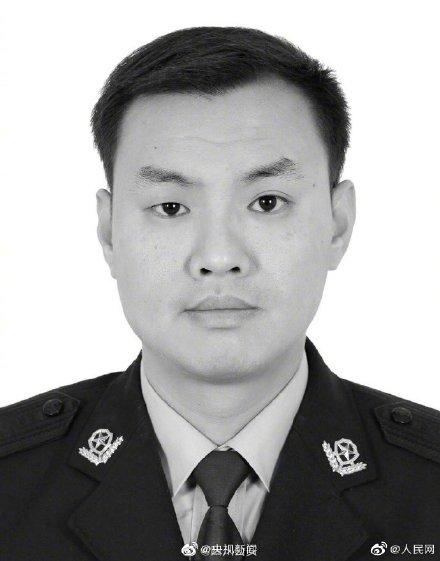 一起转发!送两位英雄最后一程