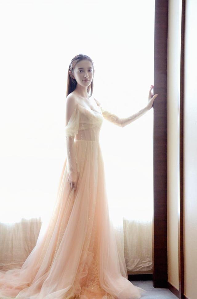 95后小花康宁亮相网影盛典获年度剧集新人女演员奖