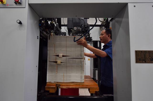 探访印钞厂:白纸如何变身钞票,印钞工作是怎样的体验?