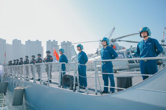 海军第33批护航编队今天从山东青岛启航