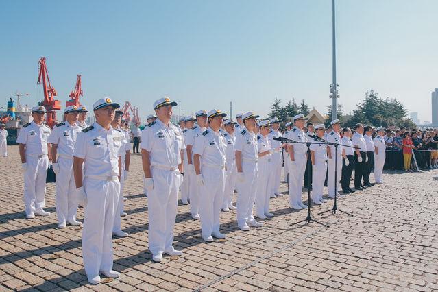 海军第33批护航编队今天从山东青岛启航