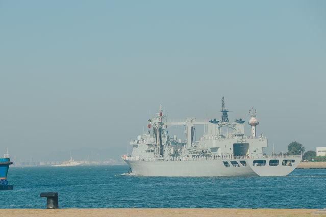 海军第33批护航编队今天从山东青岛启航