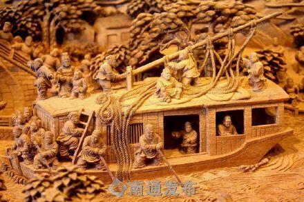 一件历时整整九个春秋的大型红木雕刻《清明上河图》闪亮登场,惊艳面