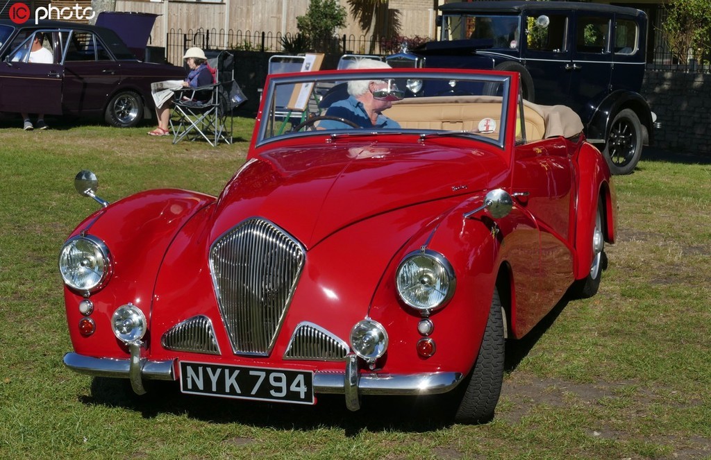 浓浓复古怀旧风!英国举行老爷车集会