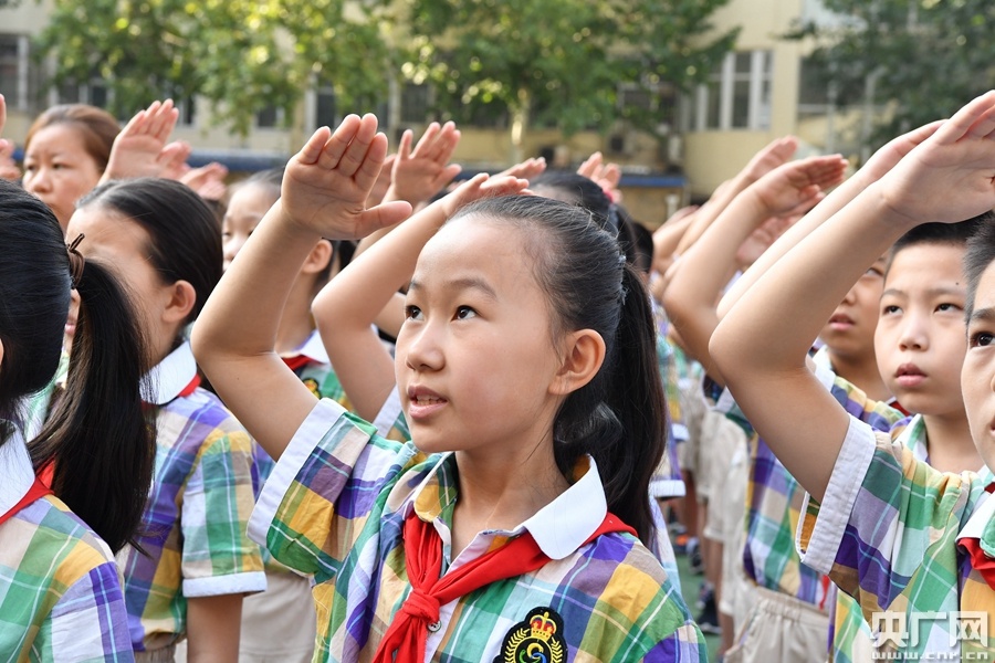 开学第一天石家庄中小学生致敬五星红旗