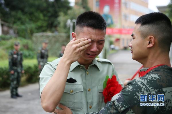 动人一幕:退役士兵告别警营