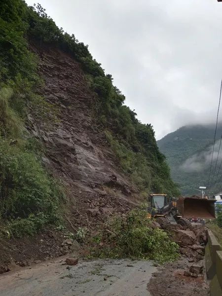 此次强降雨过程造成盐津县城至水田新区,普洱镇路段多处塌方和泥石流