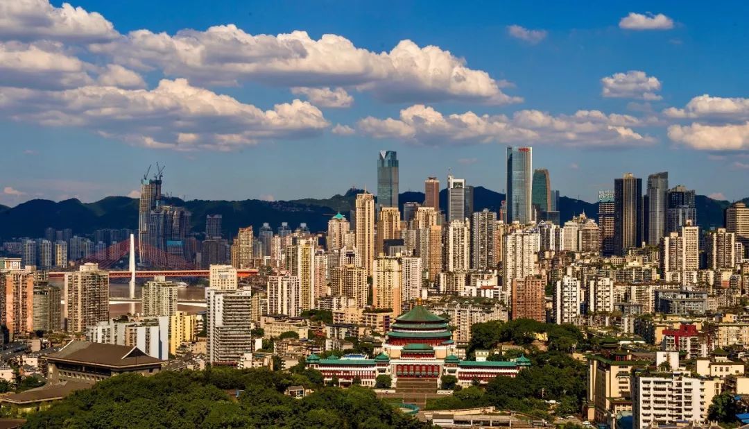 7月20日拍摄的大礼堂周边风景,高楼鳞次栉比,重庆宛如一座站着的城市