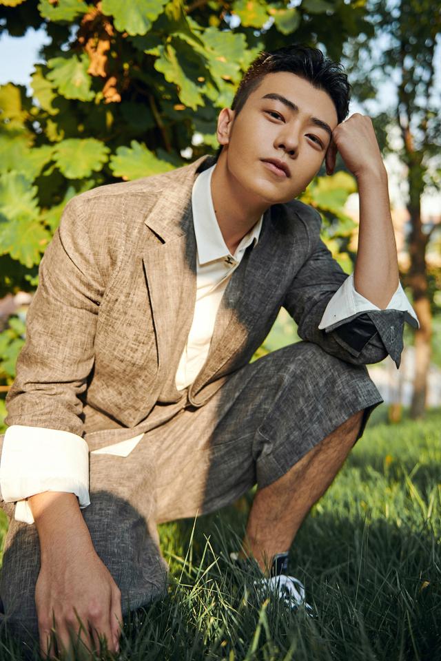 于翔亮修身西装简约造型彰显时尚态度