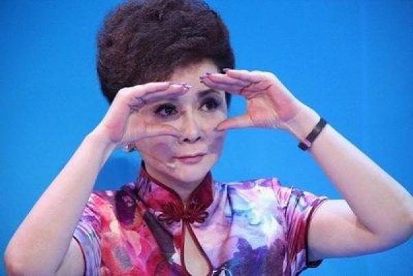 春晚钉子户蔡明现身医院就诊面色憔悴身材臃肿下车都费劲