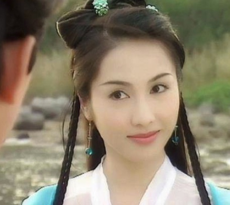 电影《飞侠小白龙》中,张柏芝女伴男装,眉眼间英气逼人.