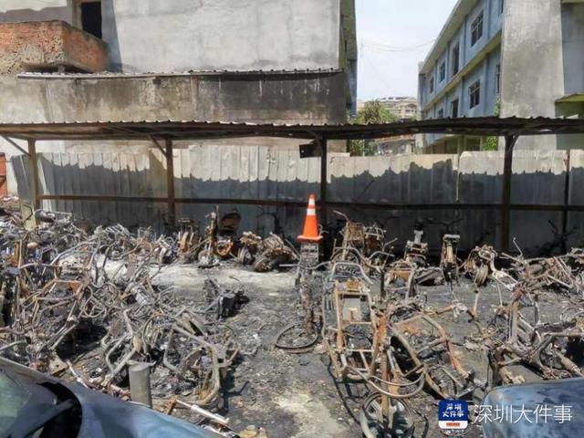 【南方都市报】深圳一小区室外电单车停放点起火，初步怀疑为电动车充电引起