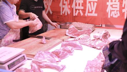 「上观新闻」全球猪肉都在涨价，中国肉价何时回稳？
