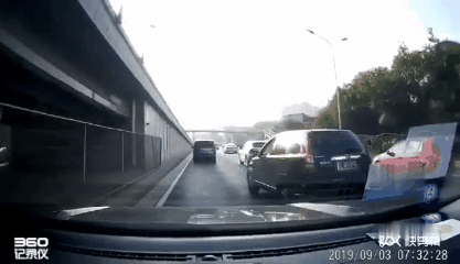 「北京交通广播」北京这辆SUV在主路上强行并道！挑衅后车，还蛇行急刹！咋就这么嚣张？