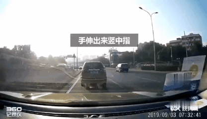 「北京交通广播」北京这辆SUV在主路上强行并道！挑衅后车，还蛇行急刹！咋就这么嚣张？