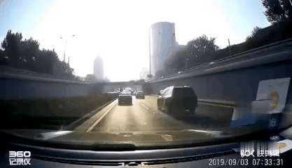 「北京交通广播」北京这辆SUV在主路上强行并道！挑衅后车，还蛇行急刹！咋就这么嚣张？