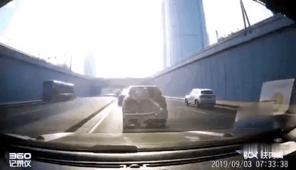 「北京交通广播」北京这辆SUV在主路上强行并道！挑衅后车，还蛇行急刹！咋就这么嚣张？