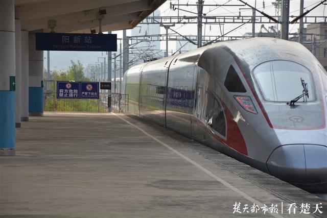楚天都市报—看楚天@武九客专首次迎来“复兴号”，首发司机是湖北首批90后动车组司机