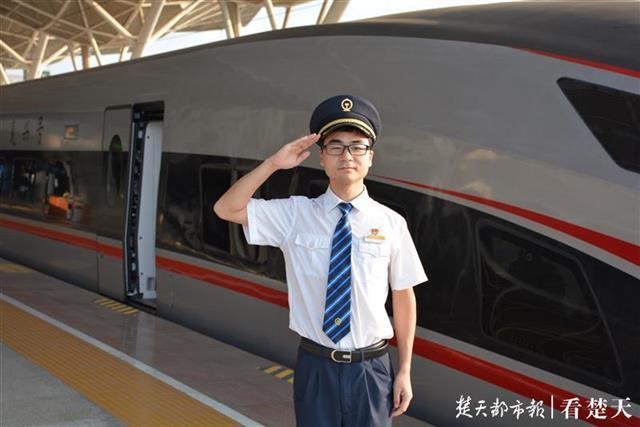 楚天都市报—看楚天@武九客专首次迎来“复兴号”，首发司机是湖北首批90后动车组司机