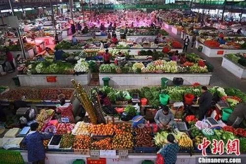 「中国新闻网」“涨涨涨”终于有变化了 水果蔬菜都降价除了它