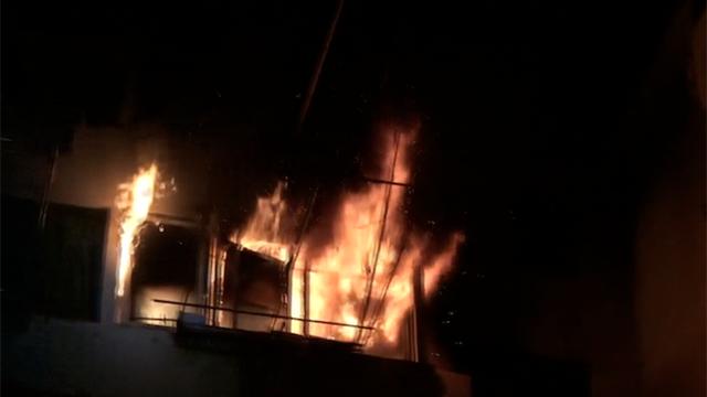 看看新闻：为了碗红烧肉！凌晨煮夜宵忘记关火 5楼居民家中燃起大火