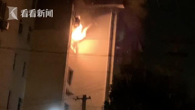 看看新闻：为了碗红烧肉！凌晨煮夜宵忘记关火 5楼居民家中燃起大火
