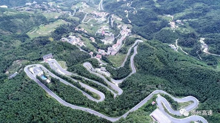 210国道遵义桐梓七十二道拐. 刘叶琳摄