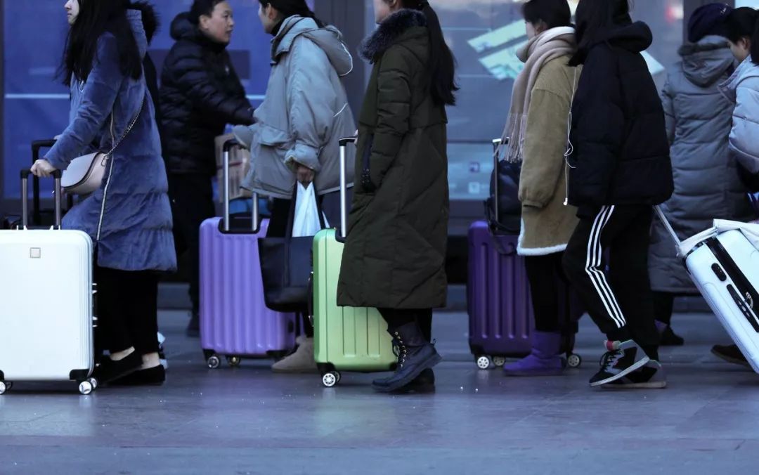 澎湃新闻：西瓜籽、骨灰盒，还“满车找牙”……丢在滴滴上的东西敢再奇葩点吗？！