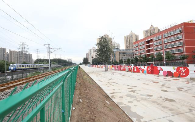 「新京报」东北环线北苑家园段铁路封闭 周边将建上千停车位