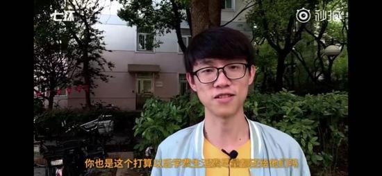 「中国青年报」00后新生向父母借钱上大学 父亲：18岁后钱都得借