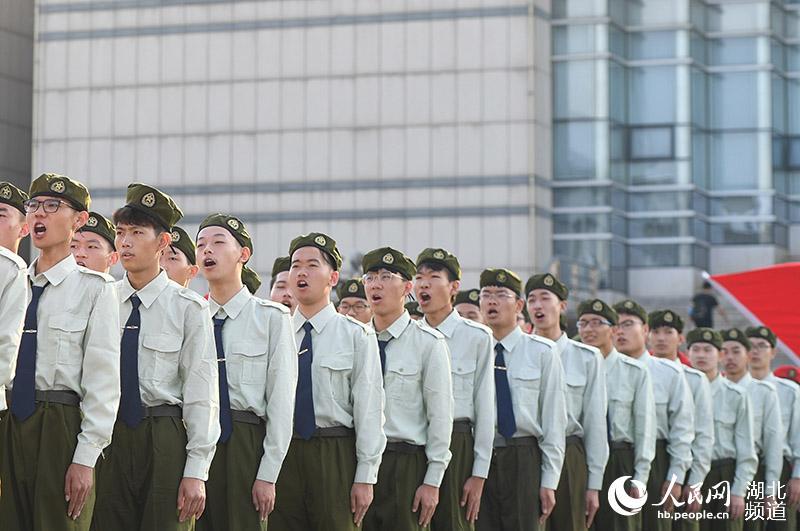 湖北武漢:大學新生國旗下