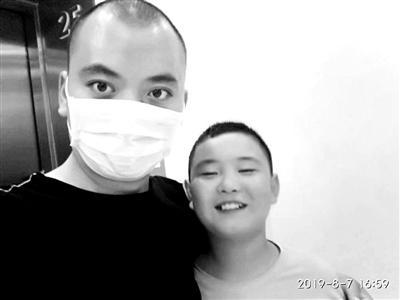 「环球网」11岁男孩增肥20斤救父 前期手术费用已暂时凑够