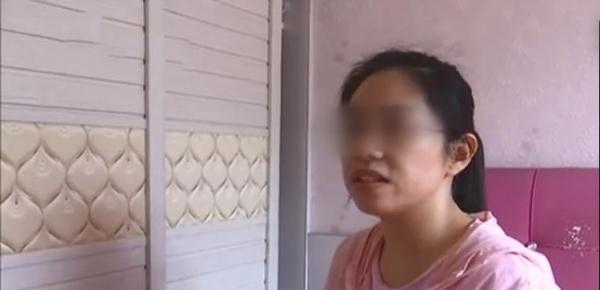「光明网」8岁双胞胎被生父和继母轮番打骂，还吃不上饭，父亲：正常管教