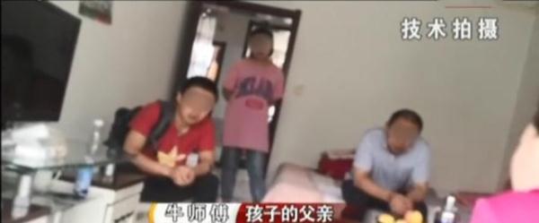 「光明网」8岁双胞胎被生父和继母轮番打骂，还吃不上饭，父亲：正常管教