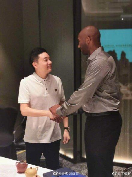 [光明网]丁俊晖晒与科比合影：下次见面单挑一局