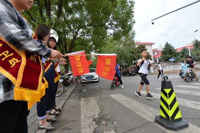 「新京报」密云一小门前不堵了 孩子出行安全了