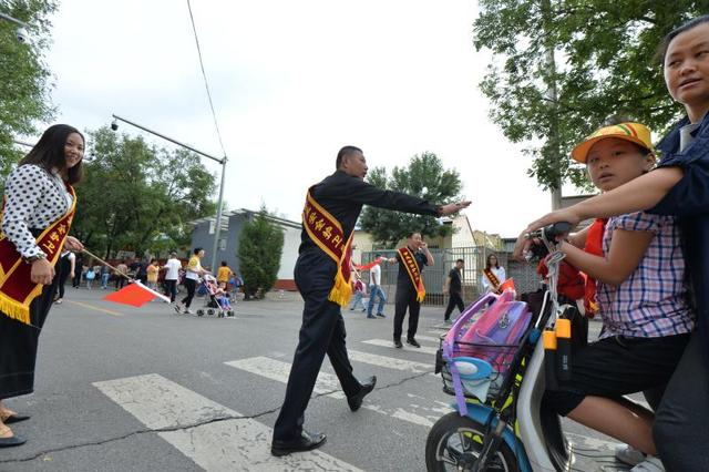 「新京报」密云一小门前不堵了 孩子出行安全了