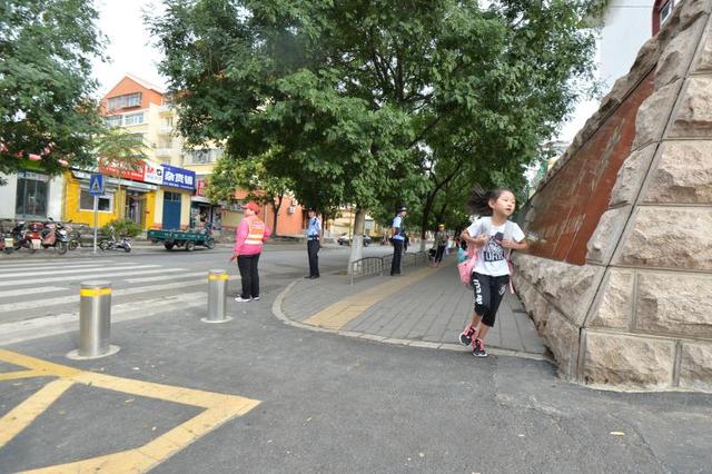 「新京报」密云一小门前不堵了 孩子出行安全了