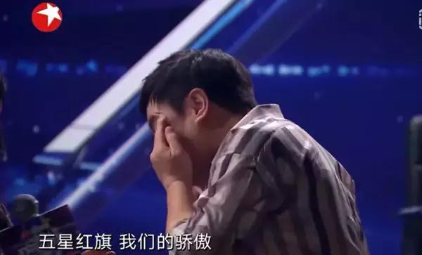 「新民晚报」震撼人心！700架无人机点亮五星红旗！我骄傲，我是中国人