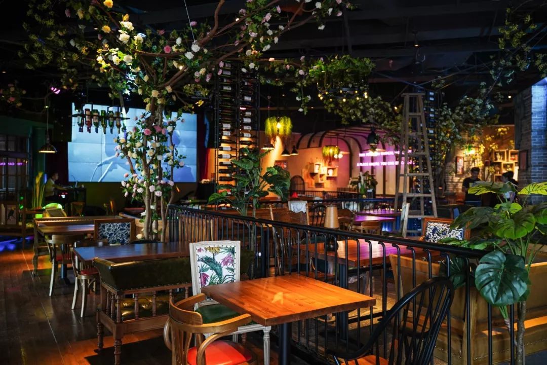 美柳州惊现天台泳池餐厅屋顶无边泳池360空中花园俯瞰柳江