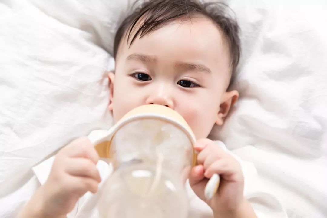 「每日经济新闻」生意难做一直亏，国产奶粉明星想做“包租婆”
